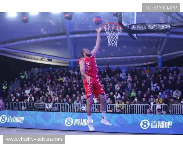 篮球球星现场观看中国足球比赛感受独特氛围与球场激情